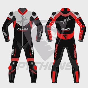 Peut inclure: Combinaison de course de moto noire, rouge et grise avec le texte "AGUSTA CORSE" et "PYTHONS". La combinaison a une fermeture éclair sur le devant et un rembourrage sur les épaules et les genoux. Le logo "MV" est présent.