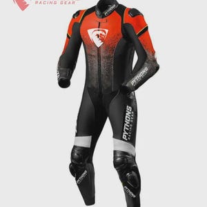 以下が含まれることがあります： 「PYTHONS RACING GEAR」のロゴが入った黒と赤のレーシングスーツ。前面にジッパー、パッド入りの肩、膝プロテクターが付いています。白いアクセントがあり、オートバイレース用に設計されています。