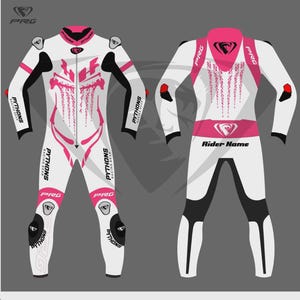 Peut inclure: Combinaison de course de moto blanche et rose avec des détails noirs. Le costume présente le texte "PYTHON RACING GEAR" et "PRG". Le dos de la combinaison porte l'inscription "Rider Name".