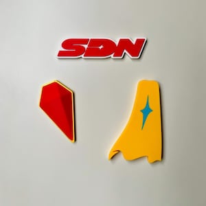 Puede incluir: Un juego de tres tazas de cerámica con un acabado mate moteado. Las tazas son de color crema, gris claro y gris oscuro. Cada taza tiene un diseño simple y minimalista, perfecto para café o té.