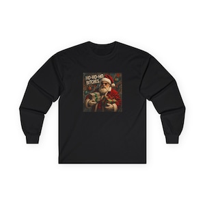 Könnte beinhalten: Schwarzes Langarmshirt mit einem Grafik von Santa Claus, der Geschenke hält. Der Text "HO-HO-HO BITCHES" ist enthalten. Die Santa-Grafik ist im Vintage-Stil gehalten, mit Weihnachtskugeln im Hintergrund.
