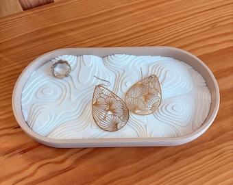 Taca na biżuterię topograficzna drukowana w technologii 3D – nowoczesna, minimalistyczna, owalna tacka na drobiazgi – unikatowy, warstwowy wzór konturowy