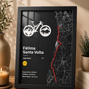Könnte beinhalten: Ein gerahmtes schwarzes Wandbild mit einem weißen Fahrradsymbol, Bergsilhouetten in den Rädern, einer roten Routenlinie auf einer weißen Karte sowie dem Text Fátima Santa Volta, José Pinto, 2023, Tempo Oficial 09:39:01, Distância 220.09 km und Ritmo Médio 22.3 km/h.
