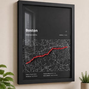 Könnte beinhalten: Schwarz gerahmter Druck einer Karte von Boston mit einer roten Route. Der Druck enthält den Text "Boston", "MARIANA SANTOS" und Details zur Route, einschließlich einer Distanz von 42,195 km und der Zeit.