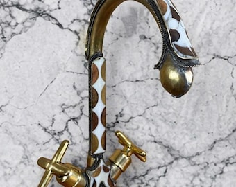 Grifo de cuello de cisne de latón en bruto estilo vintage – Incrustaciones de resina de madera, grifo de baño artesanal