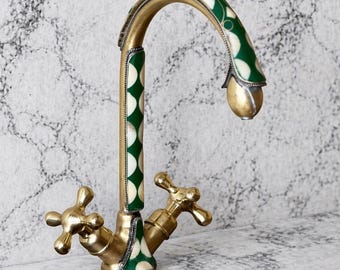 Grifo de latón vintage con incrustaciones de resina de lunares verdes, grifo de baño artesanal marroquí.