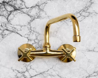 Grifo de puente de latón sin lacar para montaje en pared y juego de fregadero de estilo rústico martillado.