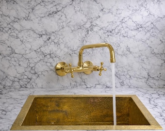 Grifo de puente de latón sin lacar para montaje en pared y juego de fregadero de estilo rústico martillado.