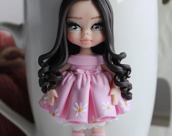 Taza de cerámica hecha a mano con forma de muñeca de arcilla polimérica: niña con vestido rosa.