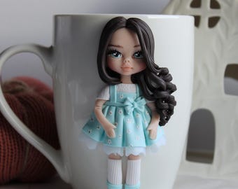 Taza de arcilla polimérica personalizada: Taza con figura de muñeca hecha a mano