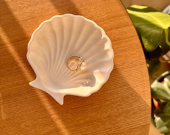 Plato de conchas marinas: soporte para anillos de joyería costera