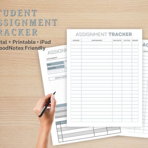 Könnte beinhalten: Ein Studenten-Aufgaben-Tracker mit einem hellgrauen Rasterlayout. Der Text "ASSIGNMENT TRACKER" befindet sich oben auf der Seite. Die Wörter "Digital + Printable • iPad & GoodNotes Friendly" sind ebenfalls sichtbar. Das Bild befindet sich auf einer hellen Holzoberfläche.