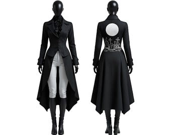 Könnte beinhalten: Ein langer schwarzer Mantel mit einzigartigem Design, mit hohem Kragen und fließender Silhouette. Die Rückseite des Mantels hat ein gesticktes Friedhofsdesign und einen weißen Kreis. Das Outfit umfasst weiße Hosen und schwarze Stiefel.