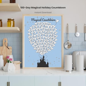 Könnte beinhalten: Ein gerahmter Druck mit hellblauem Hintergrund zeigt einen Countdown von 100 Tagen, wobei jeder Tag durch einen weißen Mickey Mouse-Kopf dargestellt wird. Die Worte "Magical Countdown" sind in Schrift über dem Design geschrieben, mit dem Text "100-Day Magical Holiday Countdown" oben.