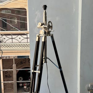 Lampada da terra vintage con treppiede in legno e metallo | Lampada con finitura cromata nera | Lampada da studio industriale | Lampada con faretto regolabile per arredamento della casa