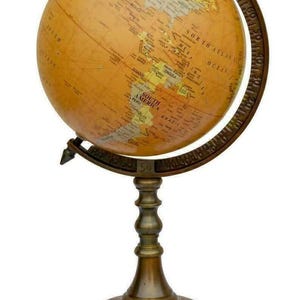 Op de afbeelding: Een globe in vintage-stijl met een bruin gekleurde bol, waarop continenten en landen in verschillende kleuren zijn afgebeeld. De globe staat op een bronzen metalen standaard met een decoratieve voet en een gebogen meridiaanring. Een klassiek decoratief item.