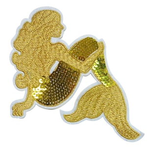 以下が含まれることがあります： 金色のスパンコール人魚パッチ、刺繍のディテール付き。人魚は座った姿勢で、尾は丸まっています。パッチには白い縁取りがあります。