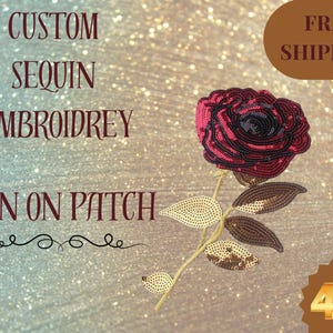 以下が含まれることがあります： バラの形をした、カスタムスパンコール刺繍のアイロン接着パッチ。バラは赤と黒で、金と茶色の葉と茎があります。背景はキラキラしており、「Custom Sequin Embroidery Iron On Patch」というテキストがあります。