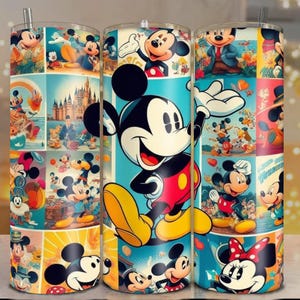 Puede incluir: Tres vasos de acero inoxidable con un dise&ntilde;o de collage colorido con Mickey Mouse. El dise&ntilde;o incluye varias im&aacute;genes de Mickey Mouse en diferentes poses y escenas, con un fondo azul claro. Cada vaso tiene una pajita.