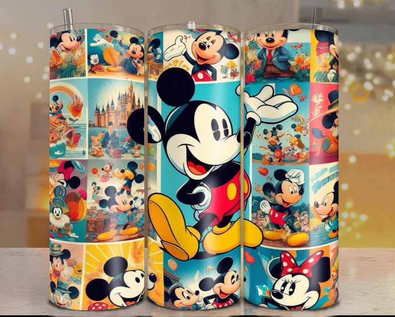Puede incluir: Tres vasos de acero inoxidable con un dise&ntilde;o de collage colorido con Mickey Mouse. El dise&ntilde;o incluye varias im&aacute;genes de Mickey Mouse en diferentes poses y escenas, con un fondo azul claro. Cada vaso tiene una pajita.