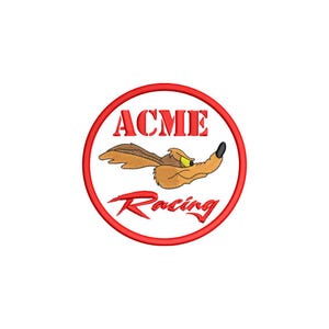 Puede incluir: Parche bordado con el logotipo de ACME Racing. El diseño incluye un coyote de dibujos animados con nariz negra y ojos amarillos, dentro de un círculo rojo. Las palabras "ACME" y "Racing" son rojas.