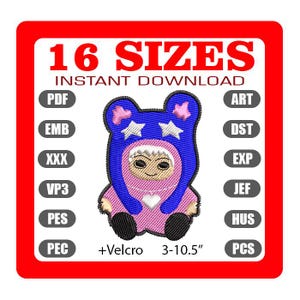 以下が含まれることがあります： 青いクマの帽子をかぶった漫画の赤ちゃんが描かれたデジタル刺繍デザイン。 デザインは、7.6〜26.7cmの16サイズで、さまざまなファイル形式で利用できます。 画像は赤い枠で囲まれています。