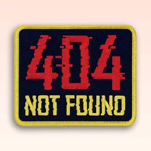 Pode incluir: Um patch retangular com fundo azul marinho e borda amarela. O patch apresenta o número "404" em vermelho, com efeito de falha, acima das palavras "NOT FOUND" em amarelo.