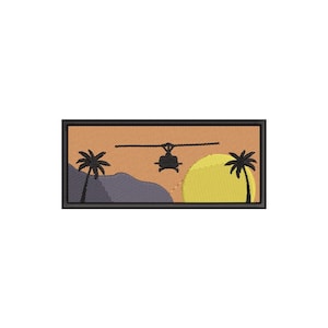 Pode incluir: Patch bordado com uma cena de pôr do sol com um helicóptero, palmeiras e um sol amarelo. O fundo é laranja, com montanhas roxas e cinzentas. O patch tem uma borda preta.