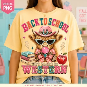 Può includere: Una t-shirt giallo pallido con la grafica di una mucca Highland che indossa un cappello da cowboy rosa con un ferro di cavallo, occhiali da sole cat-eye e una bolla di gomma da masticare rosa. Sotto, tre libri impilati, una mela rossa e il testo BACK TO SCHOOL BUT MAKE IT WESTERN.