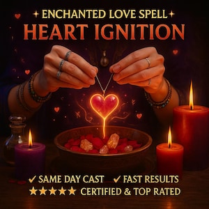 以下が含まれることがあります： 「ENCHANTED LOVE SPELL HEART IGNITION」のテキストが入った画像。ハート型のペンダントが、バラの花びらとクリスタルの入ったボウルの上に掲げられています。両側には赤と紫のろうそくが灯っています。「SAME DAY CAST」、「FAST RESULTS」、「CERTIFIED & TOP RATED」の文字も表示されています。