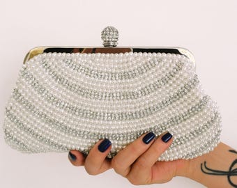 Elegant pärlpärlväska för brudparet med strass. Pärlväska för bröllop.