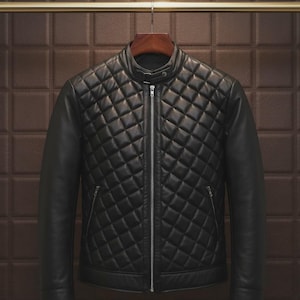 Peut inclure: Veste en cuir noir matelassée avec un col montant et une fermeture éclair argentée. La veste présente un motif en losanges sur le devant et des manches en cuir lisse. Elle est suspendue à un cintre en bois.