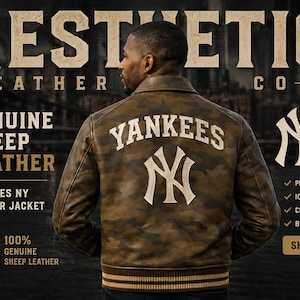 Può includere: Giacca bomber Aesthetic Leather Co. con motivo mimetico. La parte posteriore della giacca presenta la scritta "Yankees" e il logo della squadra in bianco. La giacca è realizzata in vera pelle di pecora.