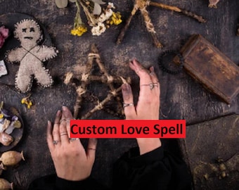 Pode incluir: Uma vista aérea de uma superfície escura com vários itens místicos. Uma boneca vodu, uma estrela de madeira, flores secas e uma pequena caixa de madeira são visíveis. O texto "Custom Love Spell" é exibido em uma caixa vermelha.