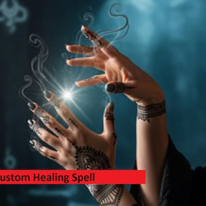 Op de afbeelding: Handen met henna-tatoeages, die gloeiende energie en rookpluimen uitstralen, tegen een donkerblauwe achtergrond. De tekst "Custom Healing Spell" wordt weergegeven in een rode banner onderaan de afbeelding.