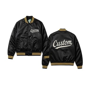 Könnte beinhalten: Schwarze Satin-Bomberjacke mit gelben und weißen Akzenten. Auf der Jacke steht das Wort "Custom" in Schreibschrift auf der Vorder- und Rückseite. Kragen, Manschetten und Saum sind gelb-schwarz gestreift.