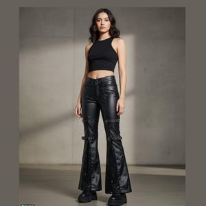 Puede incluir: Una taza de cer&aacute;mica blanca con asa negra y el texto "But First, Coffee" en negrita negra. La taza se encuentra sobre un fondo borroso, sugiriendo un ambiente acogedor.