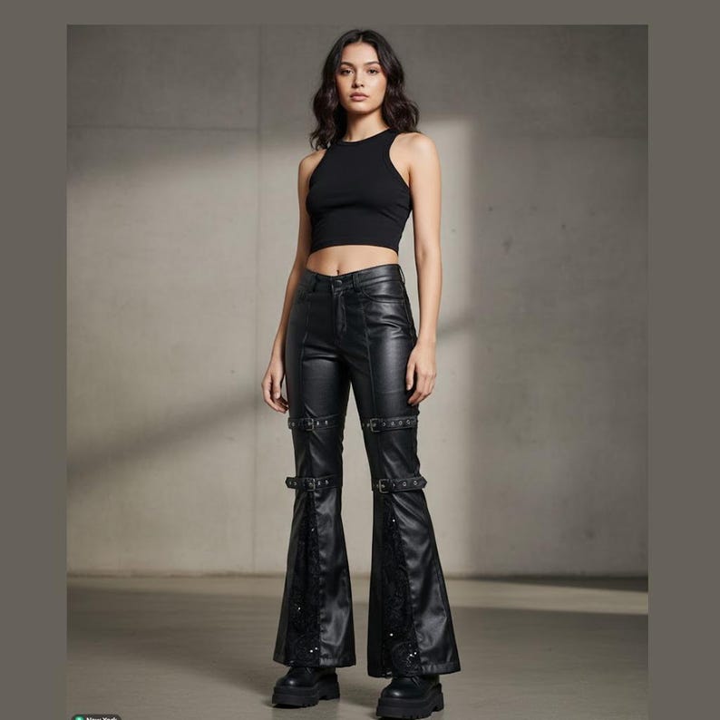 Puede incluir: Una taza de cer&aacute;mica blanca con asa negra y el texto "But First, Coffee" en negrita negra. La taza se encuentra sobre un fondo borroso, sugiriendo un ambiente acogedor.