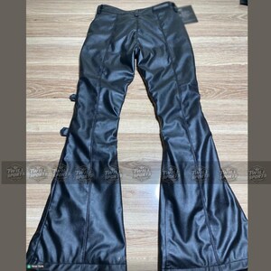 Puede incluir: Un letrero de madera r&uacute;stico con el texto "Welcome to our home" en un estilo manuscrito. El letrero rectangular tiene un acabado envejecido y un dise&ntilde;o sencillo y acogedor. Adecuado para uso en interiores o exteriores.