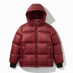 Ropa de abrigo de invierno abrigada: Chaqueta acolchada con monograma rojo de MCM / Diseño unisex de Stussy