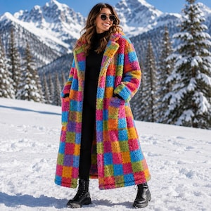 Pode incluir: Um casaco comprido até aos tornozelos feito de um material texturado e felpudo, com um padrão de xadrez multicolorido vibrante em tons de azul, amarelo, rosa, laranja e verde. O casaco tem um colarinho largo, mangas compridas e dois bolsos.