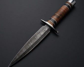 Coltello da caccia a doppio taglio da 12 pollici in acciaio D2 e acciaio Damasco fatto a mano con impugnatura in legno e protezione in acciaio e ottone e fodero in pelle