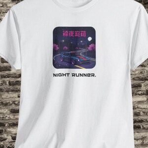 Könnte beinhalten: Weißes T-Shirt mit einer Grafik eines Autos, das nachts auf einer kurvenreichen Straße fährt, mit japanischem Text darüber und den Worten "NIGHT RUNNER" darunter. Das Auto ist blau und rot, vor einem lila und rosa Himmel.