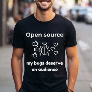 Puede incluir: Camiseta negra con texto y gráficos blancos. El texto dice "Open source" encima de una ilustración de un insecto, iconos de pulgares arriba y corazones. Debajo, el texto dice "my bugs deserve an audience."