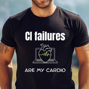 Op de afbeelding: Zwart t-shirt met witte tekst "CI failures ARE MY CARDIO". Het shirt heeft een afbeelding van een hart met een groene ECG-lijn op een laptopscherm. Een humoristisch ontwerp voor medische professionals.