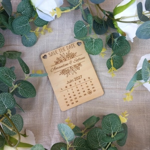 Imán de madera personalizado para anunciar la fecha de la boda – Calendario grabado con nombre y fecha – Anuncio de boda original – Madera de tilo con certificación FSC imagen 1