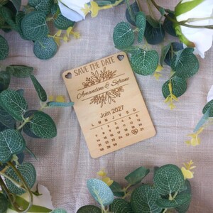 Imán de madera personalizado para anunciar la fecha de la boda – Calendario grabado con nombre y fecha – Anuncio de boda original – Madera de tilo con certificación FSC imagen 3