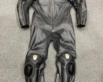 Traje de motociclista negro para mujer, hecho a mano a medida. Mono de cuero premium para pista de motociclista con protección para las rodillas.