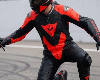 Macacão de couro para motociclismo Dainese, preto e vermelho, feito sob medida.