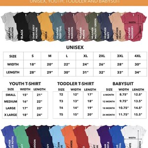 K&ouml;nnte beinhalten: Eine Farb- und Gr&ouml;&szlig;entabelle f&uuml;r Unisex-, Jugend-, Kleinkind- und Baby-T-Shirts. Das Bild zeigt Reihen von T-Shirts in verschiedenen Farben, darunter Athletic Heather, Schwarz, Gold und Marineblau. Tabellen geben Ma&szlig;e in Zoll an.